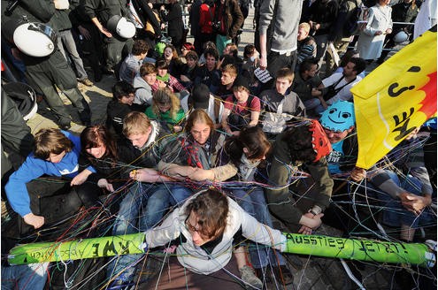 Vor der RWE-Hauptversammlung protestieren Atomkraft-Gegner gegen die Technologie. In der Grugahalle muss sich Konzernchef Jürgen Großmann heftige Kritik der Aktionäre anhören. Foto: Matthias Graben