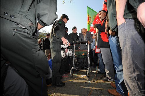 Vor der RWE-Hauptversammlung protestieren Atomkraft-Gegner gegen die Technologie. In der Grugahalle muss sich Konzernchef Jürgen Großmann heftige Kritik der Aktionäre anhören. Foto: Matthias Graben