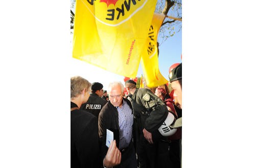 Vor der RWE-Hauptversammlung protestieren Atomkraft-Gegner gegen die Technologie. In der Grugahalle muss sich Konzernchef Jürgen Großmann heftige Kritik der Aktionäre anhören. Foto: Matthias Graben