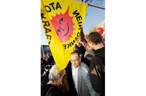Vor der RWE-Hauptversammlung protestieren Atomkraft-Gegner gegen die Technologie. In der Grugahalle muss sich Konzernchef Jürgen Großmann heftige Kritik der Aktionäre anhören. Foto: Matthias Graben