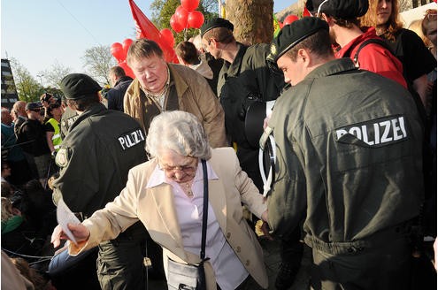 Vor der RWE-Hauptversammlung protestieren Atomkraft-Gegner gegen die Technologie. In der Grugahalle muss sich Konzernchef Jürgen Großmann heftige Kritik der Aktionäre anhören. Foto: Matthias Graben