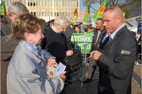 Vor der RWE-Hauptversammlung protestieren Atomkraft-Gegner gegen die Technologie. In der Grugahalle muss sich Konzernchef Jürgen Großmann heftige Kritik der Aktionäre anhören. Foto: Matthias Graben