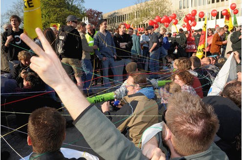Vor der RWE-Hauptversammlung protestieren Atomkraft-Gegner gegen die Technologie. In der Grugahalle muss sich Konzernchef Jürgen Großmann heftige Kritik der Aktionäre anhören. Foto: Matthias Graben