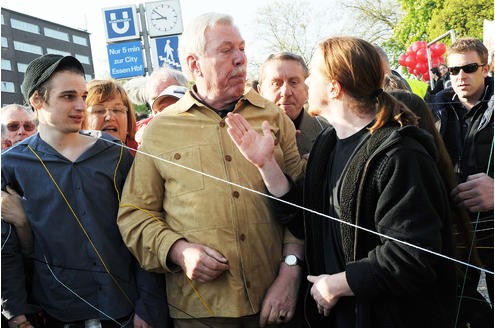 Vor der RWE-Hauptversammlung protestieren Atomkraft-Gegner gegen die Technologie. In der Grugahalle muss sich Konzernchef Jürgen Großmann heftige Kritik der Aktionäre anhören. Foto: Matthias Graben
