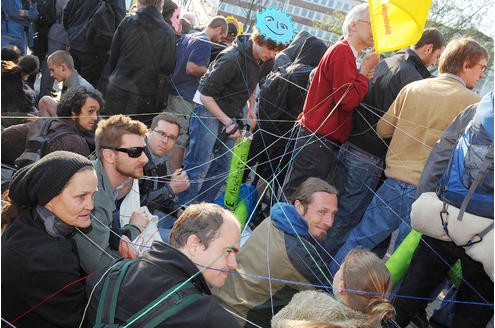 Vor der RWE-Hauptversammlung protestieren Atomkraft-Gegner gegen die Technologie. In der Grugahalle muss sich Konzernchef Jürgen Großmann heftige Kritik der Aktionäre anhören. Foto: Matthias Graben