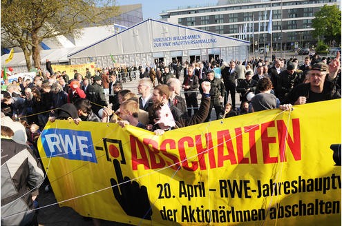 Vor der RWE-Hauptversammlung protestieren Atomkraft-Gegner gegen die Technologie. In der Grugahalle muss sich Konzernchef Jürgen Großmann heftige Kritik der Aktionäre anhören. Foto: Matthias Graben