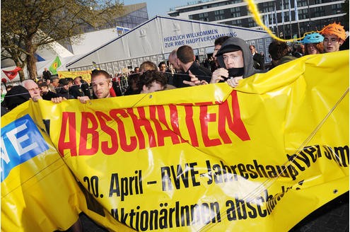 Vor der RWE-Hauptversammlung protestieren Atomkraft-Gegner gegen die Technologie. In der Grugahalle muss sich Konzernchef Jürgen Großmann heftige Kritik der Aktionäre anhören. Foto: Matthias Graben