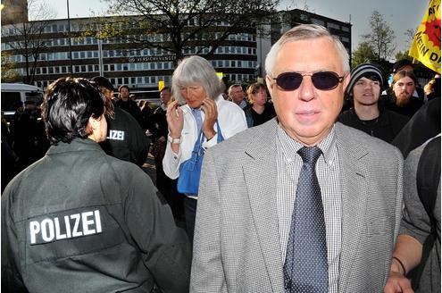 Vor der RWE-Hauptversammlung protestieren Atomkraft-Gegner gegen die Technologie. In der Grugahalle muss sich Konzernchef Jürgen Großmann heftige Kritik der Aktionäre anhören. Foto: Matthias Graben