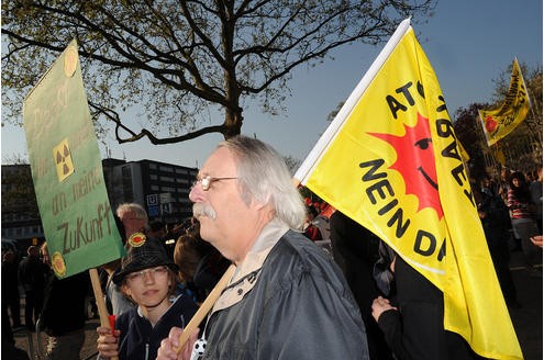 Vor der RWE-Hauptversammlung protestieren Atomkraft-Gegner gegen die Technologie. In der Grugahalle muss sich Konzernchef Jürgen Großmann heftige Kritik der Aktionäre anhören. Foto: Matthias Graben