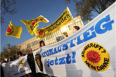Vor der RWE-Hauptversammlung protestieren Atomkraft-Gegner gegen die Technologie. In der Grugahalle muss sich Konzernchef Jürgen Großmann heftige Kritik der Aktionäre anhören. Foto: Matthias Graben