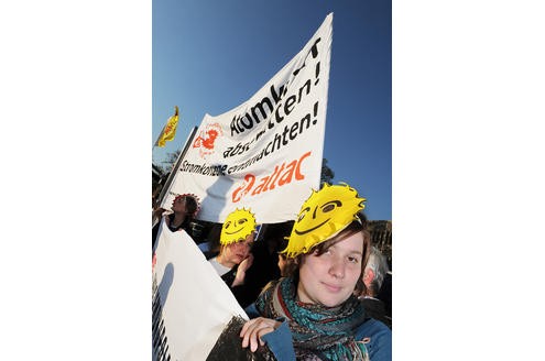 Vor der RWE-Hauptversammlung protestieren Atomkraft-Gegner gegen die Technologie. In der Grugahalle muss sich Konzernchef Jürgen Großmann heftige Kritik der Aktionäre anhören. Foto: Matthias Graben