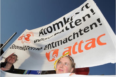 Vor der RWE-Hauptversammlung protestieren Atomkraft-Gegner gegen die Technologie. In der Grugahalle muss sich Konzernchef Jürgen Großmann heftige Kritik der Aktionäre anhören. Foto: Matthias Graben