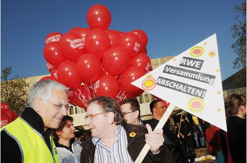 Vor der RWE-Hauptversammlung protestieren Atomkraft-Gegner gegen die Technologie. In der Grugahalle muss sich Konzernchef Jürgen Großmann heftige Kritik der Aktionäre anhören. Foto: Matthias Graben