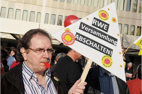 Vor der RWE-Hauptversammlung protestieren Atomkraft-Gegner gegen die Technologie. In der Grugahalle muss sich Konzernchef Jürgen Großmann heftige Kritik der Aktionäre anhören. Foto: Matthias Graben