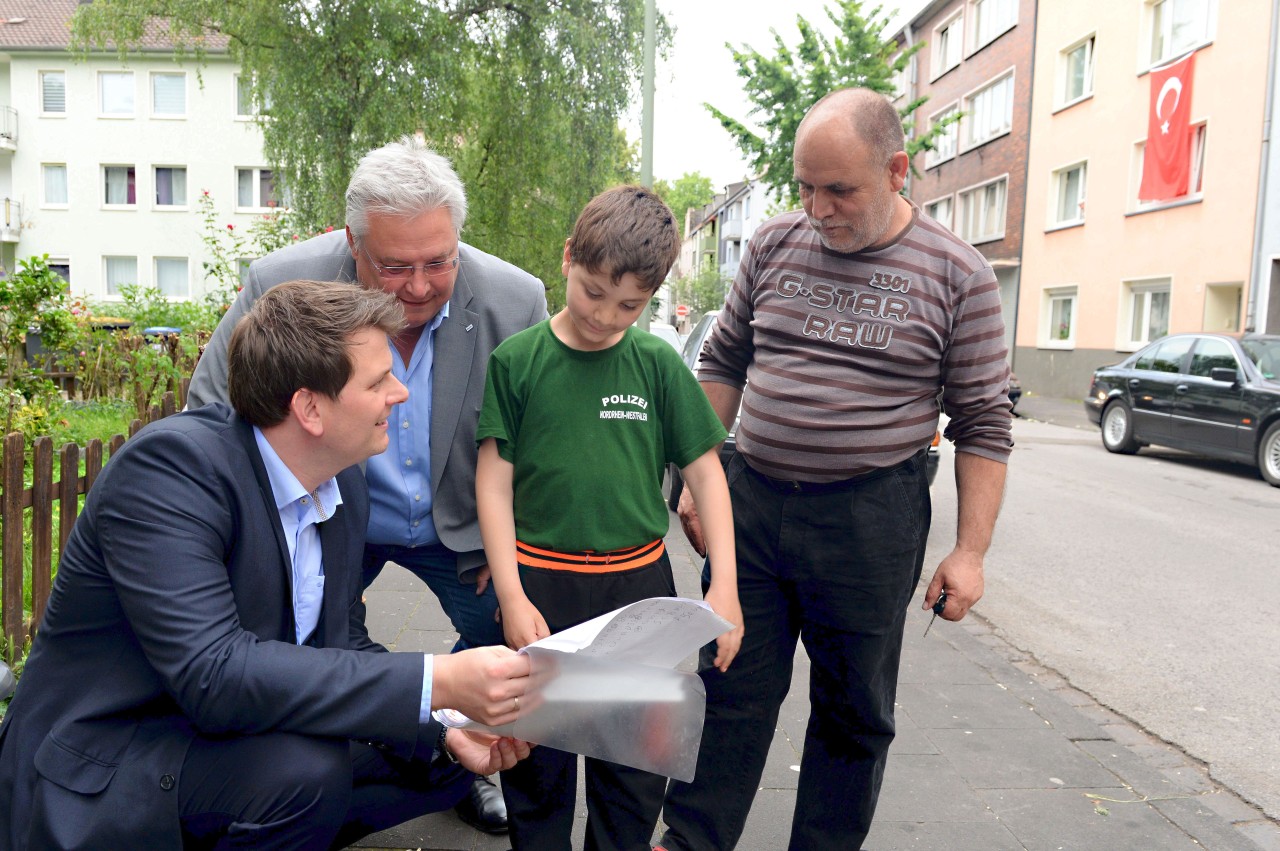 Dieser Junge erklärte Thorsten Klute, dass er gerne Polizist werden würde. Klute war begeistert, sagte, man müsse solche Kinder fördern. Mit im Bild: MdL Frank Börner und der Vater des Jungen, Marin Octavian.