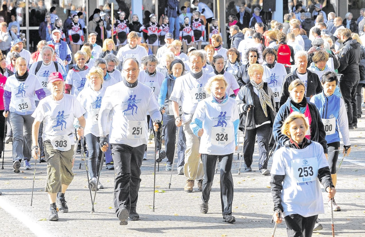 Der Brustkrebslauf ist immer gut besucht. Und der Chef, Dr. Abdallah Abdallah (vorne Mitte) läuft stets mit. 