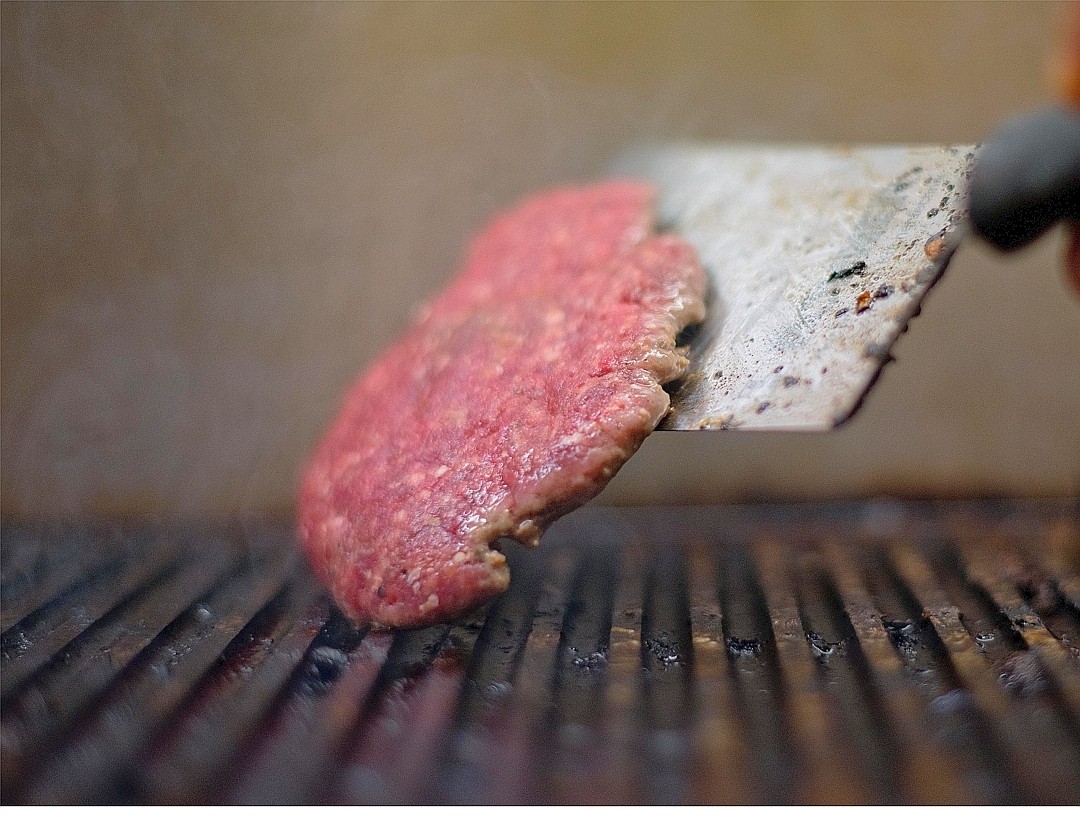 Wenn der Rand des Burgerfleisches nicht mehr roh ist: umdrehen. 