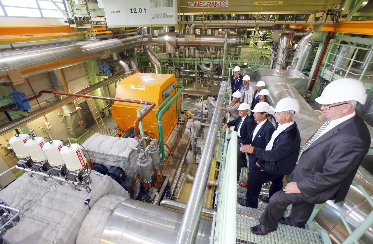 Ein Blick auf die „kleine Hertha“, Gasturbine (l.) und Generator im neuen Teil des modernisierten Heizkraftwerks.