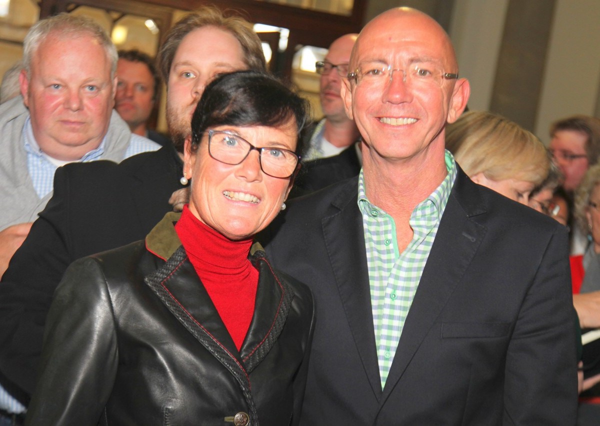 Ulrich Scholten freut sich mit seiner Frau Marion über den deutlichen Wahlsieg.