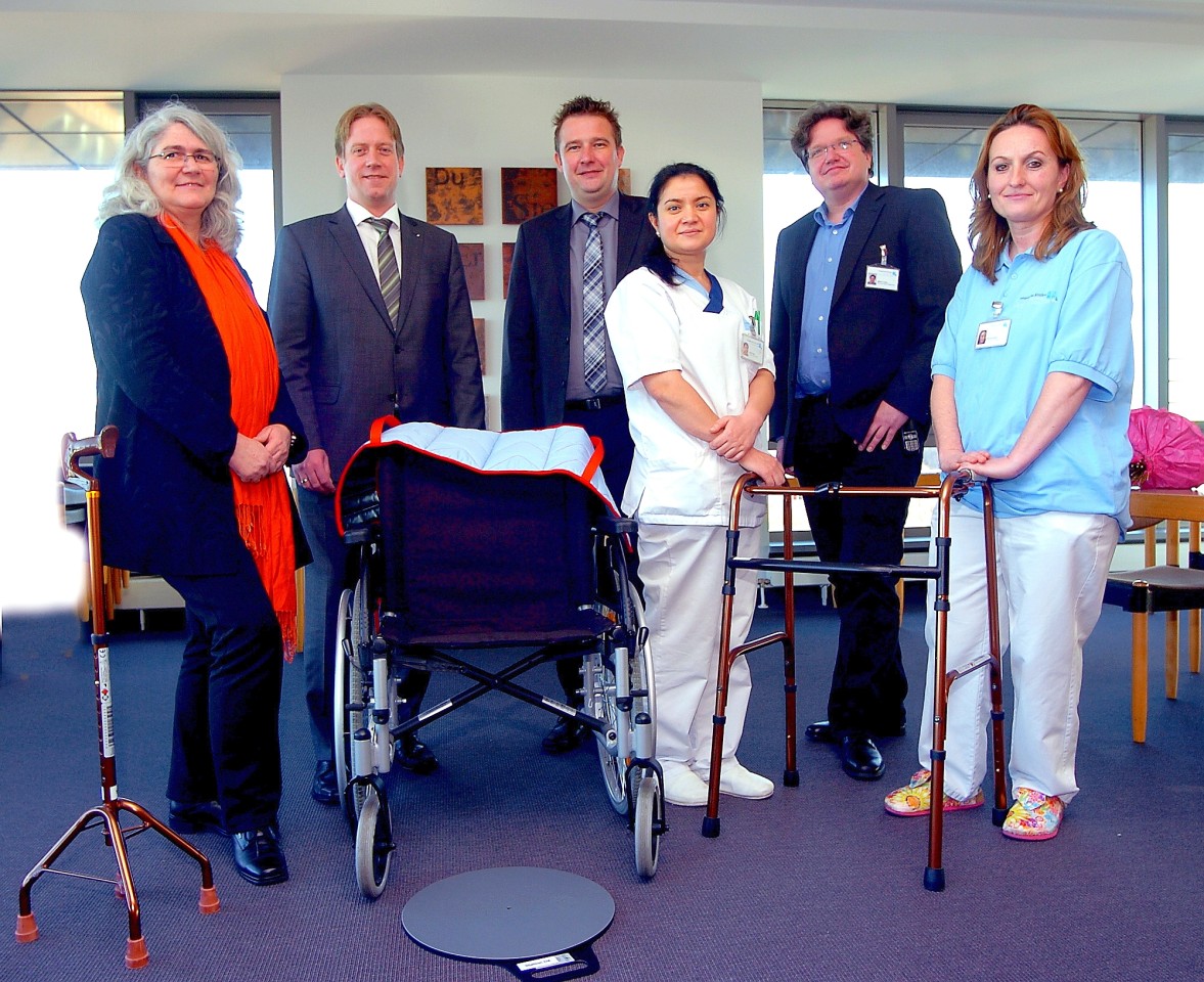 Anja Klostermann (Projektbegleitung Uni Bielefeld ), Marc König und Tim Weiß (beide AOK), Pflegetrainerin Emel Umar, Martin Lorenz (Leiter der Familialen Pflege am EVK) und Pflegetrainerin Spresa Merko bei der Projektvorstellung. 