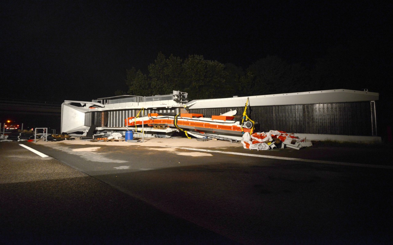 Am Kreuz Breitscheid stürzte der 80-Tonnen-Kran vom Schwertransporter.