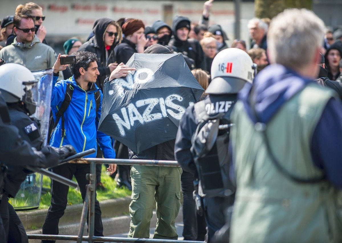 Ausschreitungen bei NPD-Demo in bochum.jpg