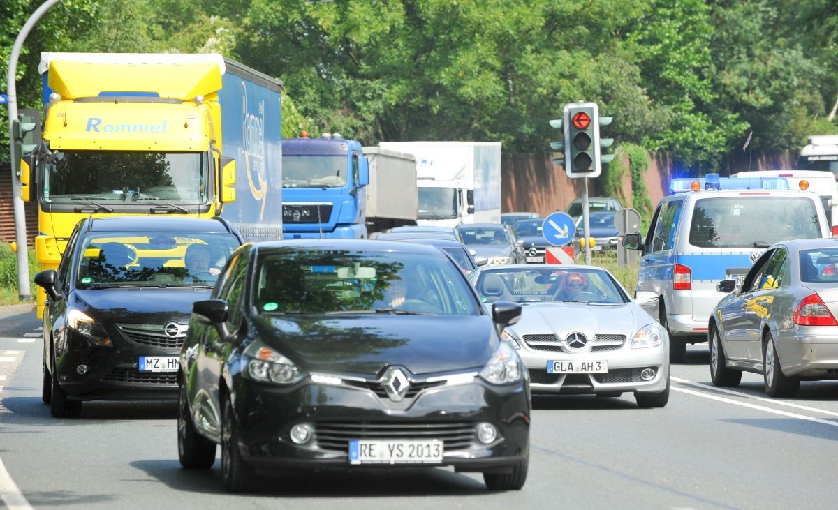 Berufsverkehr auf der B224 in Essen.jpg