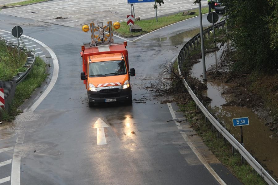 Bis zu 25 Zentimeter Schlamm spülte Starkregen auf die A45 bei Dortmund.