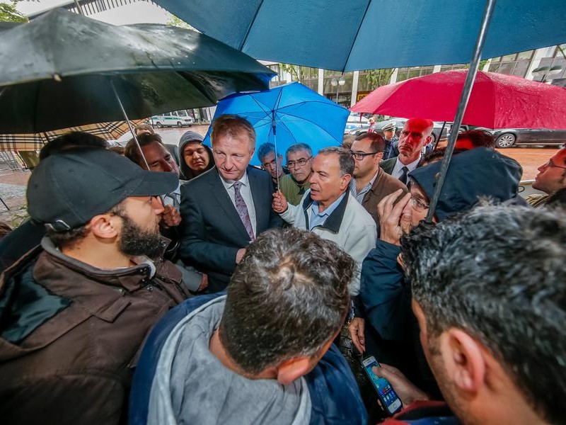Innenminister Ralf Jäger hat die Flüchtlinge aus Syrien an der Katharinentreppe besucht.