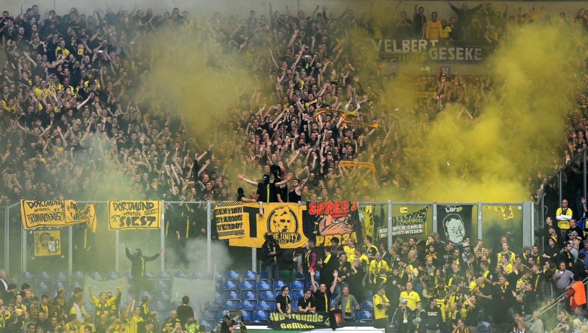 Dortmund Schalke Derby Pyrotechnik.jpg