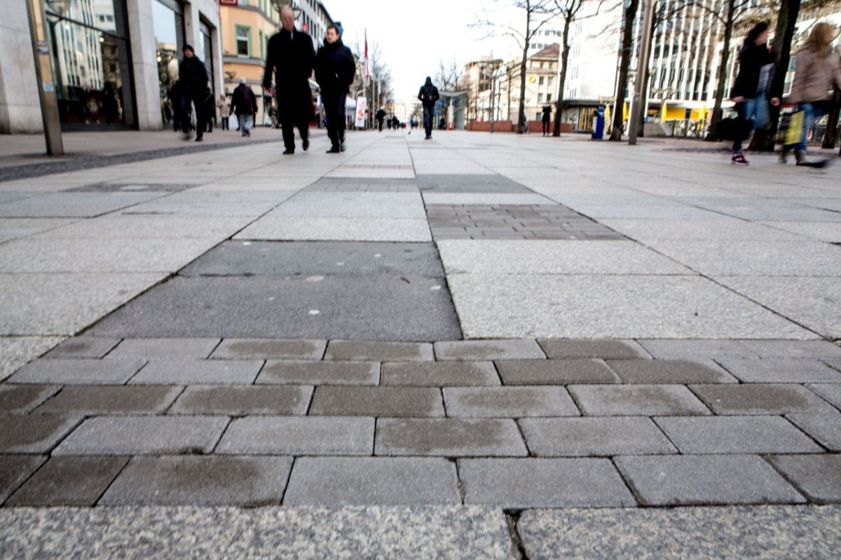 Duisburg - Kaputte Gehwegplatten; Königstraße.jpg