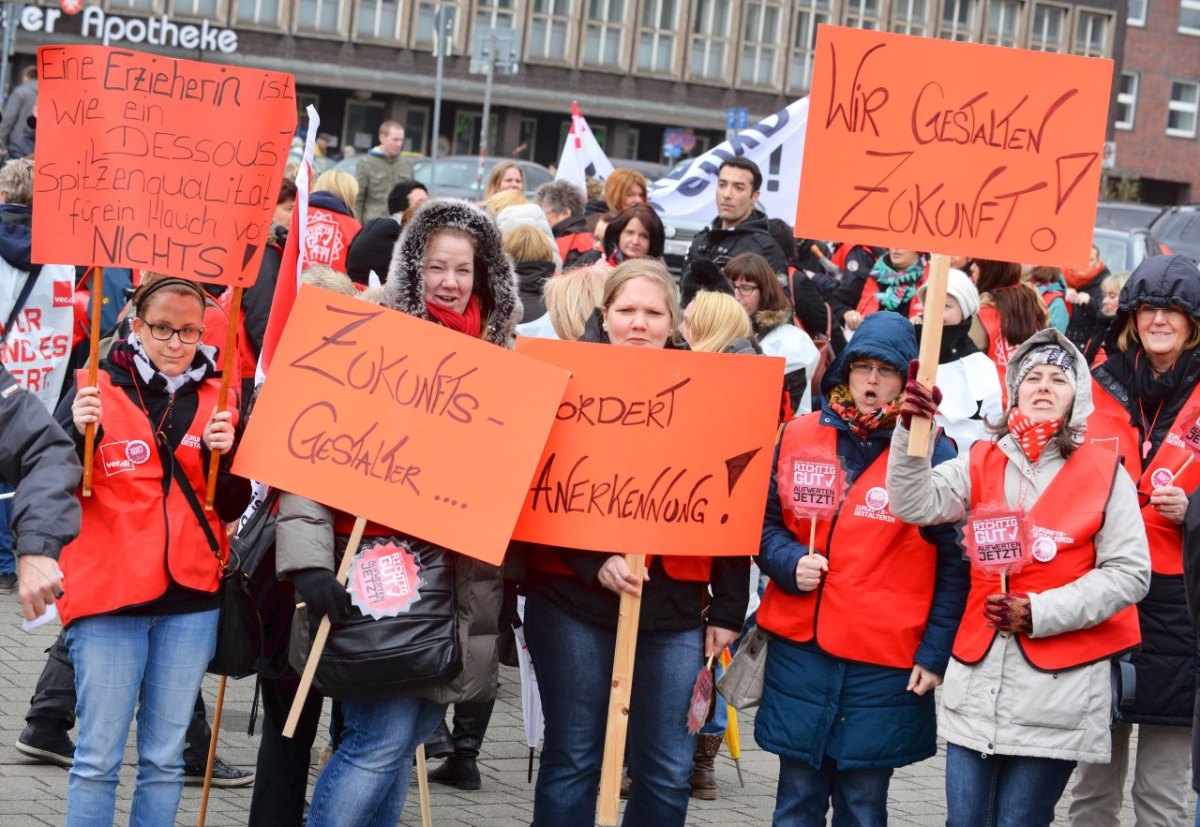 Etwa 600 Erzieherinnen und Erzieher.jpg