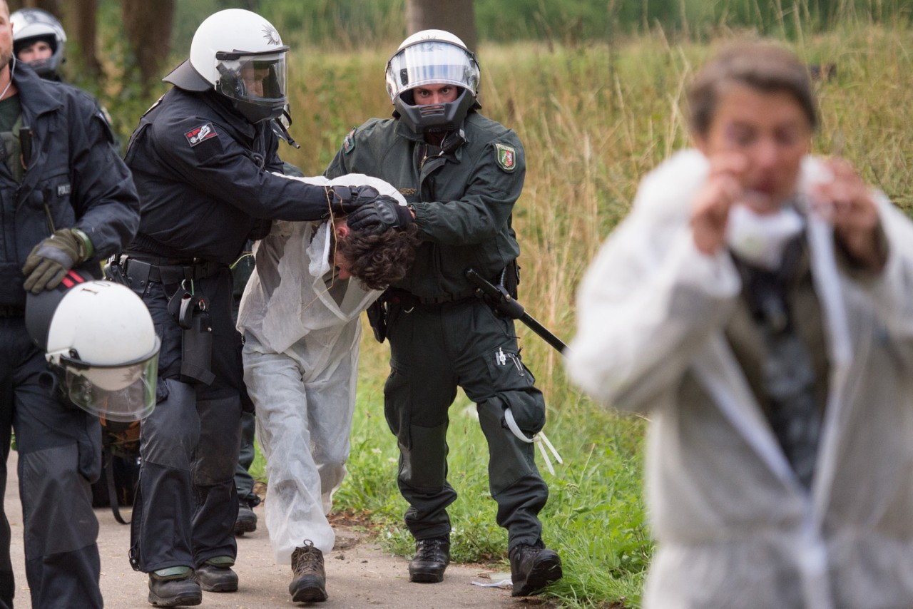 Schon am Morgen gab es erste Festnahmen auf dem und am RWE-Gelände. Das Vorhaben der Braunkohle-Gegner wird als Hausfriedensbruch gewertet - also als Straftat.