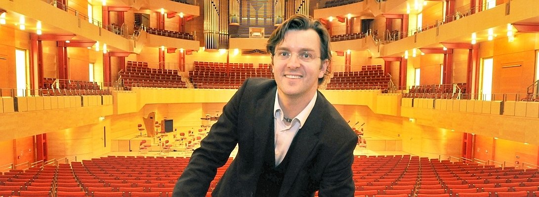 Generalmusikdirektor Tomas Netopil Philharmonie Essen.jpg