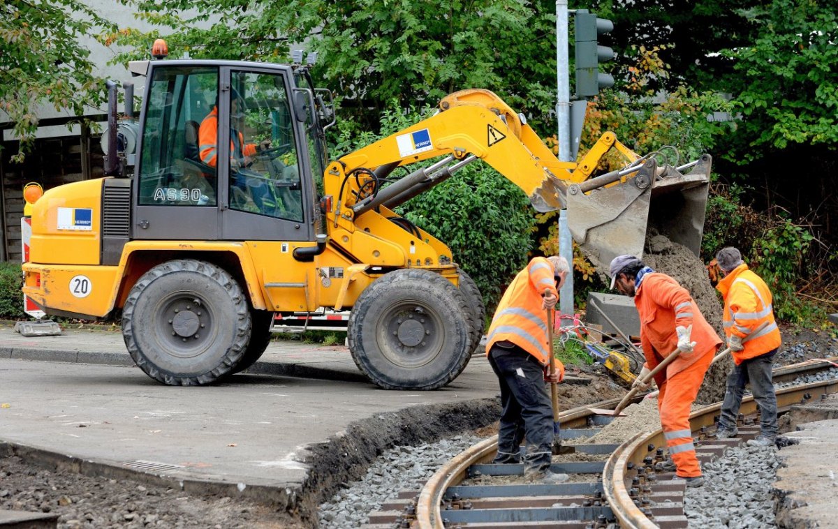 Gleisbauarbeiten an der Straßenbahnlinie 102.jpg