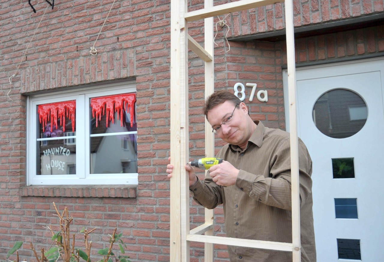 So fing alles an: Michael Driske vor seinem Haus in Asterlagen. Bei der ersten Auflage seiner „Horrorhaus-Show“ kam ein einziger Gast. Im vergangenen Jahr waren es dann 2500...