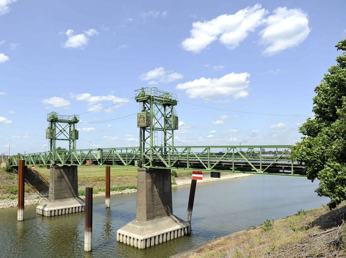 Hubbrücke über dem Rheinpreußenhafen in_0.jpg