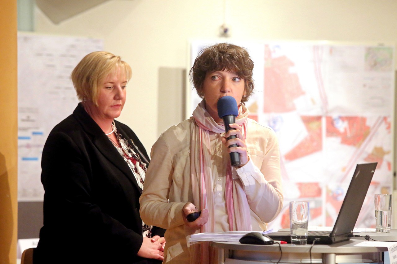 Kathrin Heffe (li.) und Eva Fehren-Schmitz (Straßen.NRW) stellten die Pläne vor.