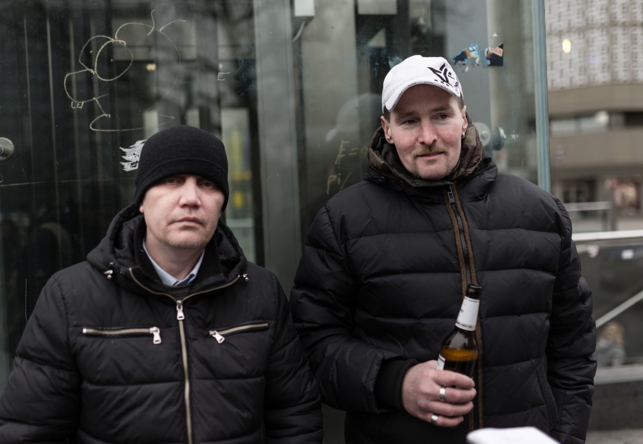 Kay (rechts) aus Frohnhausen kommt gerne zur Platte. Vom Standort Hollestraße hält er gar nichts - wie übrigens auch sein Kumpel Sergei und der Rest der Szene. 