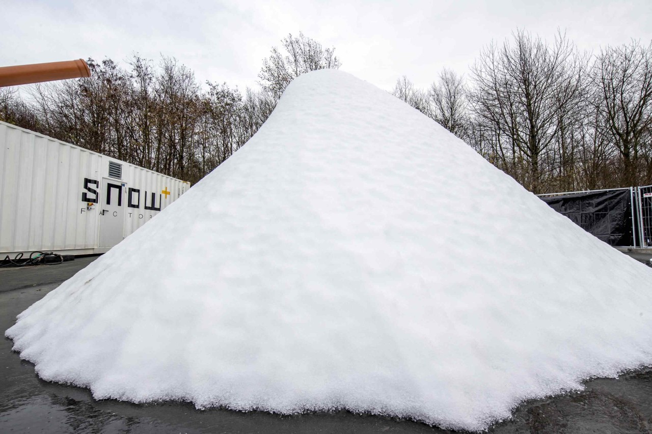 Der Schneekegel wächst an der Arena. Hier werden 1000 Kubikmeter produziert. 