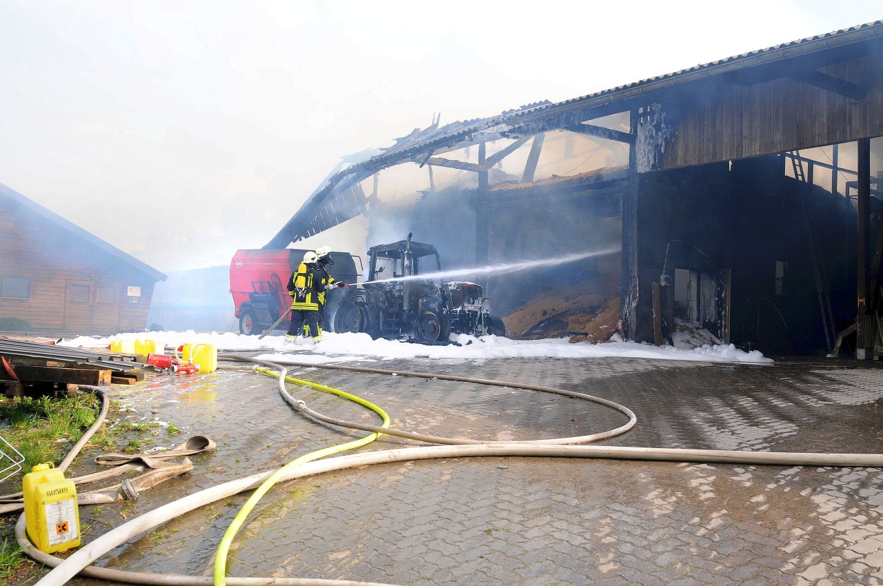 150 Feuerwehrleute löschten den Großbrand in Eslohe. Die Ursache ist noch nicht geklärt.