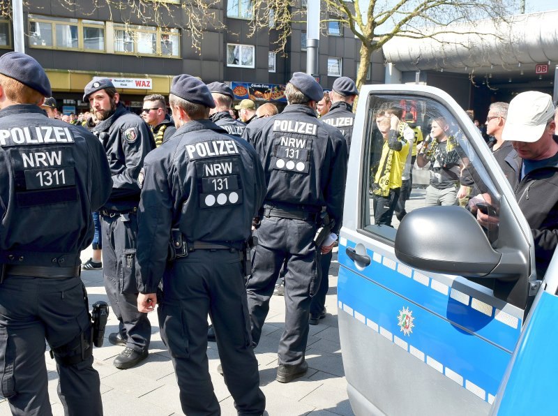 Schalke-04-Fans-BVB-Revierderby.jpg