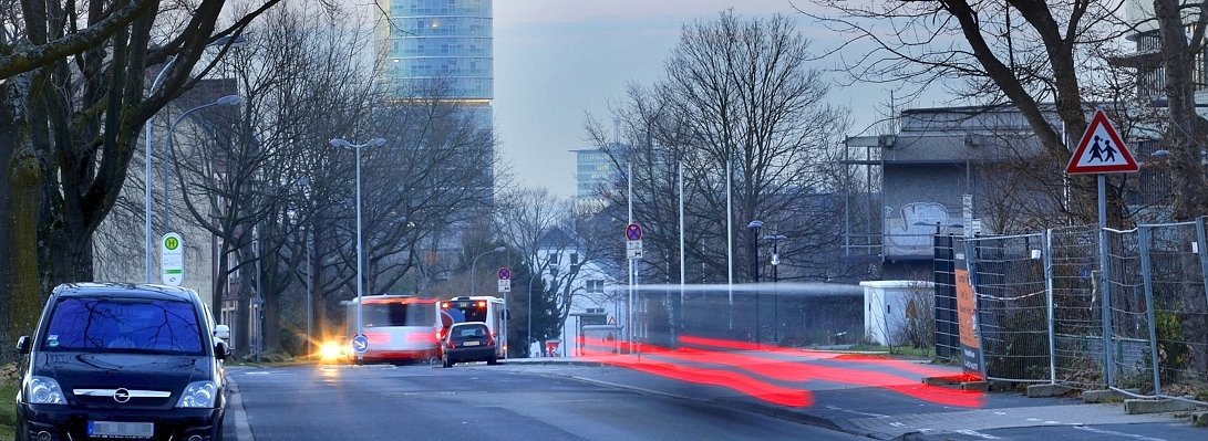 Straßenbeleuchtungen an der Querenburger Straße.jpg