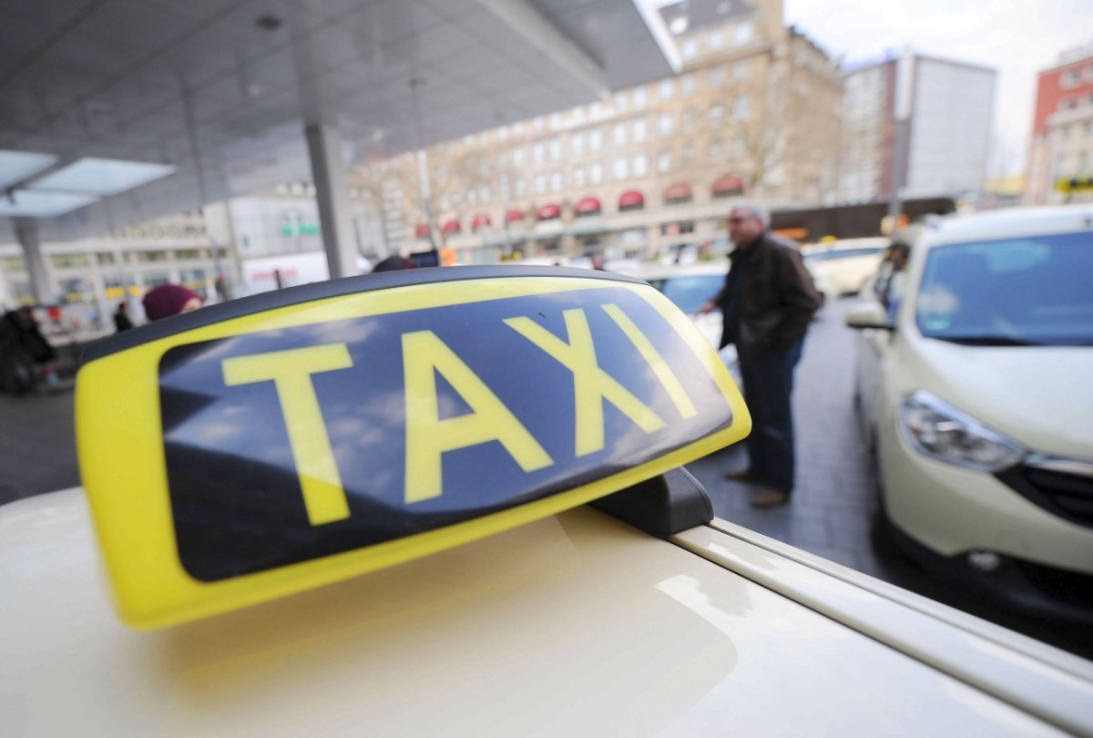 Taxistand am Haupbahnhof Essen.jpg