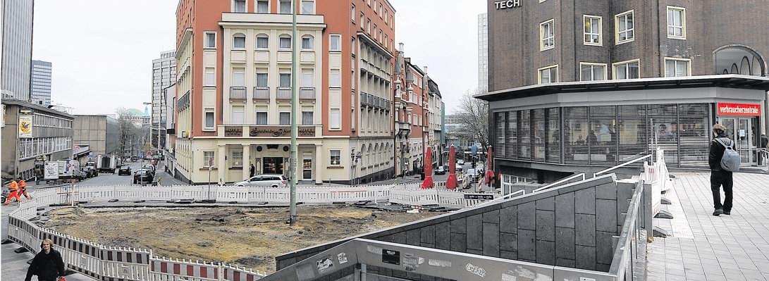 Treppe zwischen Hotel Essener Hof, dem Hotel Handelshof und dem Haus der Technik.jpg