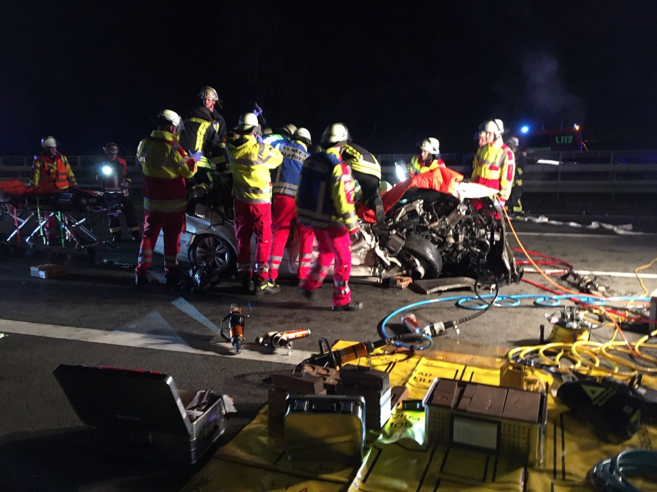 Heftige Bilder: Auf der A2 kam es späten Donnerstag zu einem Horror-Unfall.