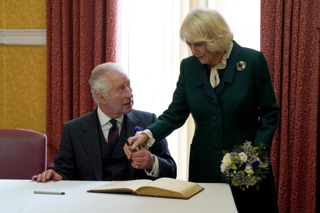 König Charles III. witzelt mit Camilla über den Stift.