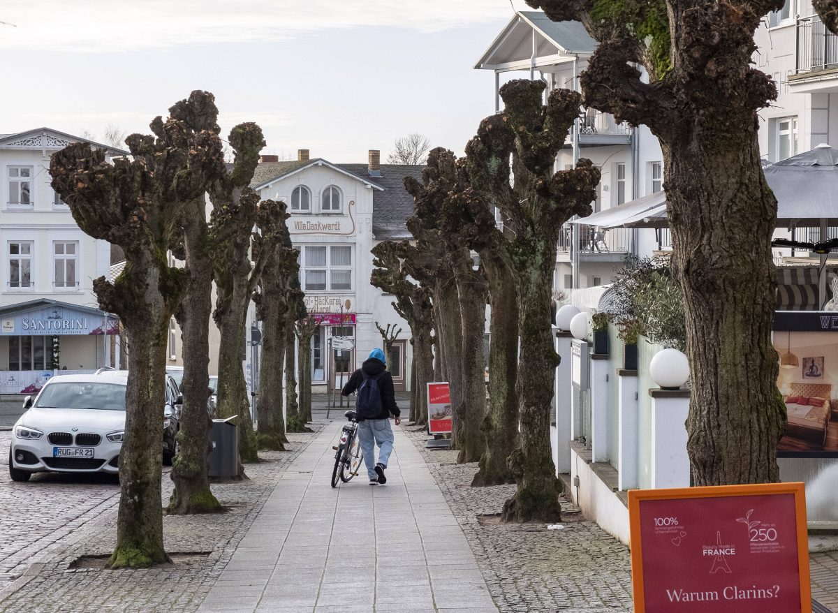 Urlaub an der Ostsee: Ein Mann hält Anwohner und Touristen auf Trab.