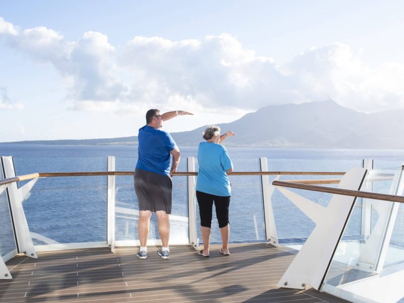 Kreuzfahrt Paar schaut von Schiff