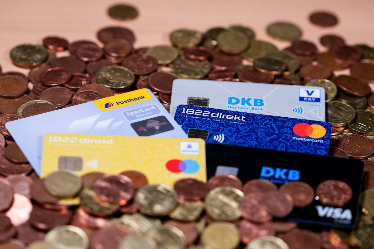 EC-Karten von der Postbank und der DKB liegen auf Kleingeld